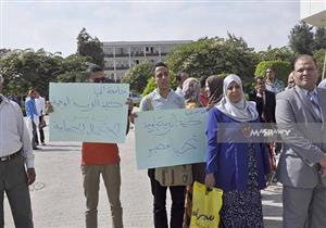 بالصور.. وقفة صامتة لأساتذة وطلاب جامعة المنيا للتنديد بتفجيري الإسكندرية وطنطا