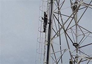 مختل عقليًا يحاول الانتحار أعلى برج "سنترال" بالإسكندرية.. والأمن ينقذه