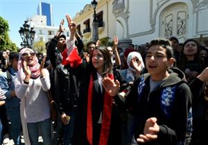 بعد 7 أعوام من ثورة الياسمين.. الجارديان: الديمقراطيون في مرمى الشارع التونسي