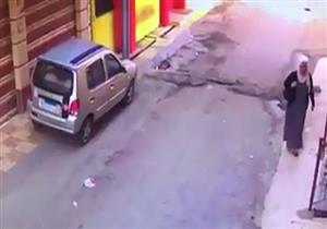 كاميرات المراقبة ترصد حادث سرقة سيدة بأحد شوارع المنصورة 