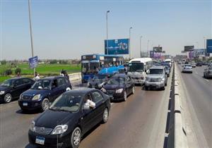 شلل مروري أعلى المحور إثر تصادم 5 سيارات