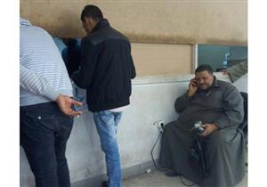 بالصور- تفاقم أزمة "بقالي التموين" عقب توقف ماكينات الصرف