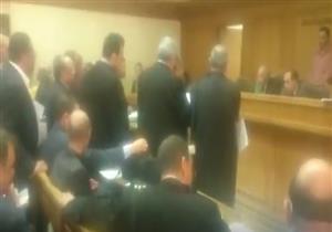 أحمد عز وعمرو عسل يختبئون من الكاميرات في محاكمة "تراخيص الحديد"