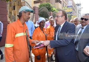 بالصور.. محافظ بني سويف يكرّم عمال النظافة بمناسبة عيدهم