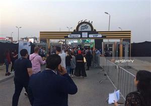 بالصور - توافد الجمهور على حفل عمرو دياب في "كايرو فيستيفال"