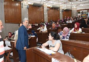 بالصور .. جابر نصار يتفقد سير امتحانات "أداب القاهرة"