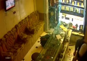 الإبراشي يعرض مقطع فيديو صادم لجريمة قتل وسرقة محل ذهب