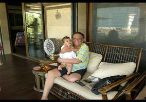 تداول صورة لعادل إمام مع طفلة.. ونشطاء: "حفيدته"