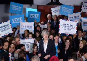 صورة وخبر: رئيسة وزراء بريطانيا "تحت الميكروسكوب"