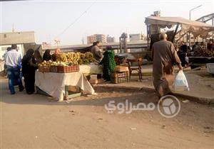 بالصور.. الباعة الجائلون و"السوزوكي" يسيطرون على كباري الريّاح التوفيقي ببنها