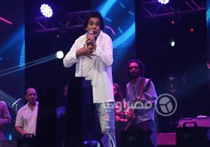 بالصور- جمهور "الكينج" يقلد حركاته ويستقبله بالألعاب النارية ودفوف تحمل صورته