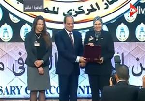 بالفيديو - السيسي يكرم أرملة المستشار هشام بركات 