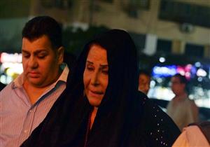 بالصور والفيديو - يسرا وإلهام شاهين ومحمود سعد في عزاء والدة ليلى علوي