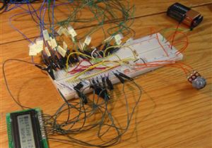 "ماكينة لتصنيع الدوائر الإلكترونية".. ابتكار جديد لطلبة هندسة منوف