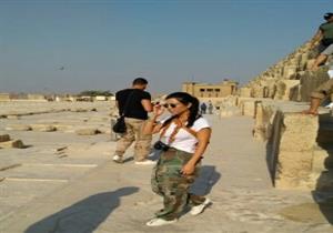 بالصور- كورتني كارداشيان تزور الأهرامات 