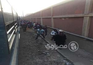 بالصور- تعطل حركة المترو بالخط الأول.. والركاب يسيرون على القضبان