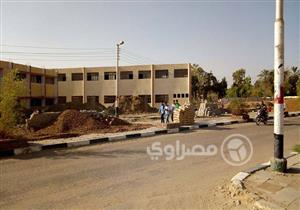 بالصور.. "الزلط والرمل" يحاصر طلبة مدرسة في الوادي الجديد