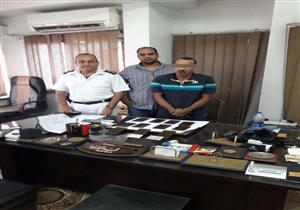 بالفيديو.. حملة مرورية تضبط 11 طربة حشيش داخل "توك توك" في شبرا