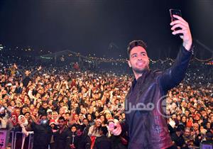 بالصور- "السيلفي" يسيطر على حفل هشام عباس ومحمد رشاد في وداع 2017