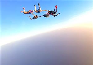 مدرب "سكاي دايفنج" يروي كيف رفرف علم مصر بدُبي في احتفالات الكريسماس (صور)