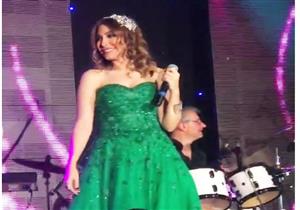 بالفيديو ..يارا ترقص مع الجمهور في ليلة رأس السنة