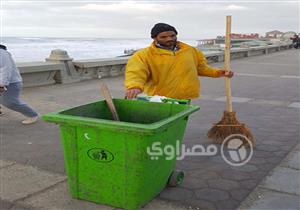 في الإسكندرية.. "جنود مجهولون" لم تمنعهم النوة عن واجبهم (صور)