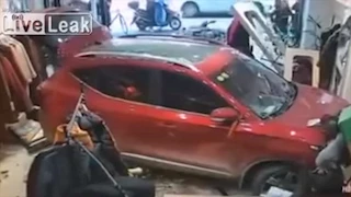 سيارة ملاكي تقتحم محل ملابس في الدقي