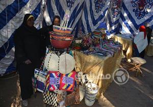 بالفيديو والصور.. "مشغولات النخيل" صناعة مهددة بالانقراض ومصدر رزق لشباب وفتيات أسوان