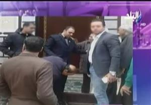 نائب المحلة يكشف حقيقة صورة "تلبيس الحذاء"