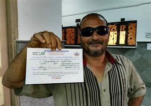 بالصور- مواطنون يلتقطون صورًا تذكارية مع استمارة الكشف عن "فيروس سي" ببورسعيد