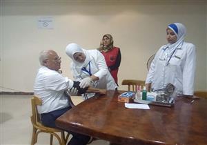 محافظ بورسعيد يجري تحليل فيروس "سي"