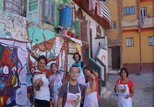 بالصور ...فنانو " الشمس" يرسمون ألوان البهجة على مراكب "البرلس"