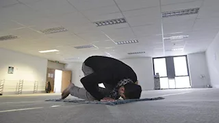 حكم من صلى دون أن يتحرى جهة القبلة.. الإفتاء توضح حكم صلاته وهل عليه إعادتها