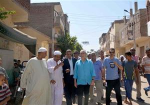 محافظ الأقصر يتفقد المشروعات الخدمية بالزينية.. والأهالي يشتكون من المياه الجوفية