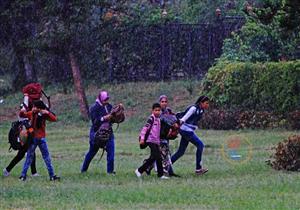 رغم تحذيرات الأرصاد.. الإسكندرانية يستقبلون أول نوة على طريقتهم الخاصة (صور)