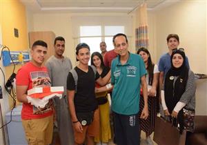 شباب المنتدى البيئي التاسع يدعمون مرضى مستشفى شفاء الأورمان بالأقصر