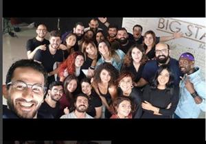 أحمد حلمي يوجه رسالة لفريق برنامجه الجديد