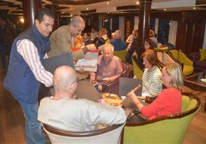 بعد شحوطها.. محافظ المنيا يتابع إعادة تسيير باخرة سياحية ويلتقي السياح على متنها