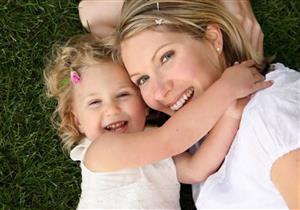هل تنقل الأمهات مهارات العلاقات العاطفية إلى الأطفال؟