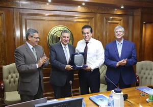 وزير التعليم العالي يطالب "المراكز البحثية" بإعداد سجل خاص بمشروعاتها