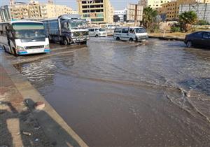 زحام مروري بطريق الفيوم إثر كسر بماسورة مياه(صور)