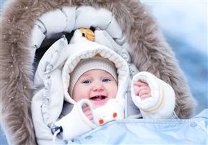 التدفئة الزائدة للطفل تضره ولا تحميه من البرد.. إليك الحل