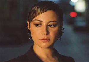 انهيار منة شلبي بعد التحفظ عليها بمطار القاهرة وبحوزتها مخدر الماريجوانا