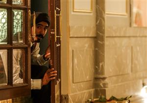 فيديو.. النجم الهندي ديف باتيل يواجه الموت بالإعلان الدعائي لفيلم "Hotel Mumbai"