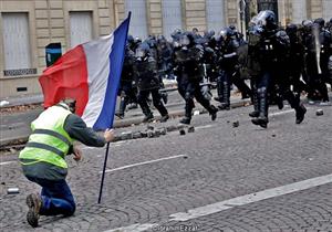 من باريس.. مصور مصري يسجل لحظات تاريخية لاحتجاجات "السترات الصفراء"