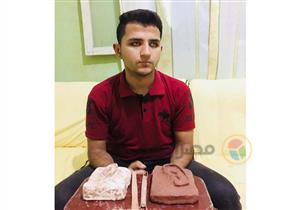 كفيف يحترف النحت والرسم.. "محمد" فنان بـ"نور البصيرة": "حلمي وبحققه"