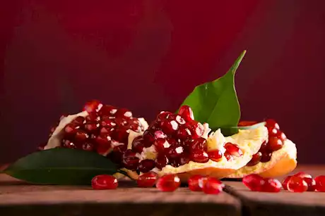 ماذا يحدث لمناعتك عند تناول الرمان يوميًا؟