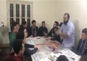 بـ"الطبل والرقص".. معلم يشرح الفلسفة لطلاب الثانوية العامة (فيديو)