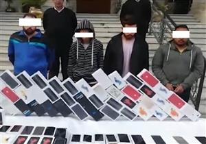 عصابة سرقة الموبايلات وبيعها عبر مواقع التواصل في قبضة الشرطة (فيديو)