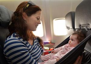 طرد سيدة وطفلها من الطائرة بسبب مرض نادر 